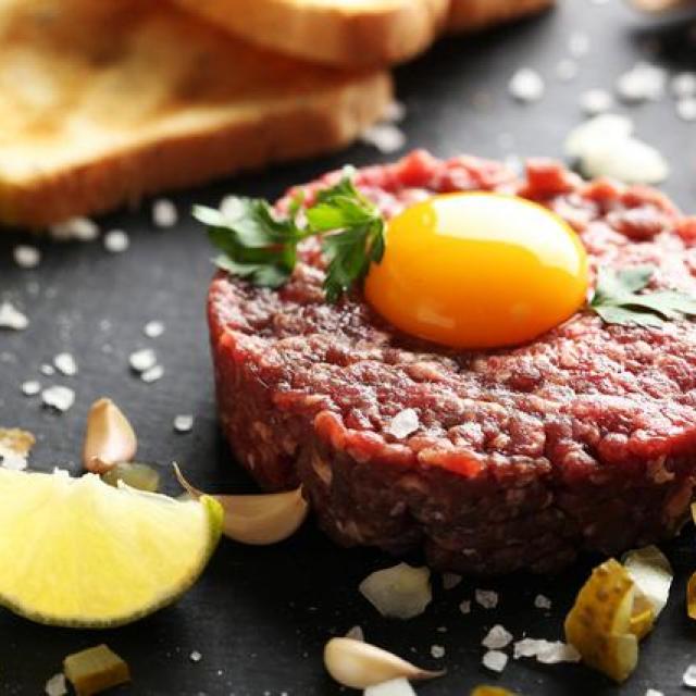 Steak Tartare - thịt bò tái kiểu Pháp trứ danh khiến bao người mê mẩn