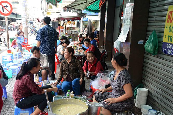 Súp cua cô Bông 20 năm ở Sài Gòn lúc nào cũng đông nghẹt khách