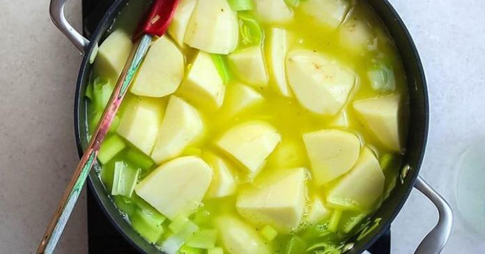 Súp khoai tây nóng hổi sánh mịn, mùa đông ăn là hợp nhất!