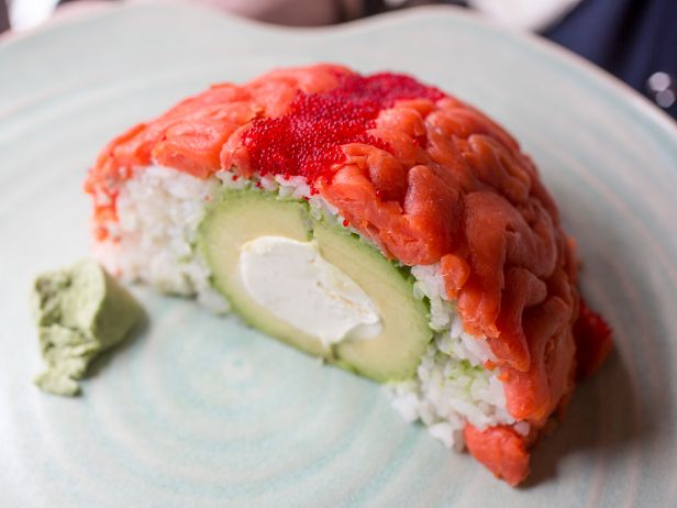 Sushi cá hồi hình bộ não Halloween: Ăn thôi chứ sợ gì!
