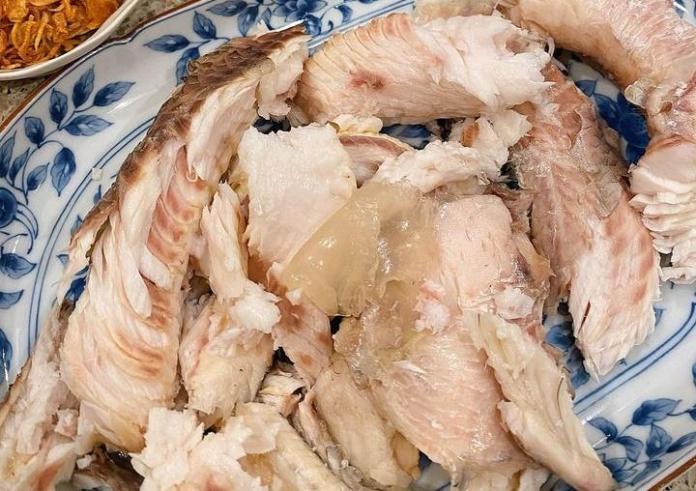 Tăng Thanh Hà nấu cháo cá lóc gạo lức tẩm bổ