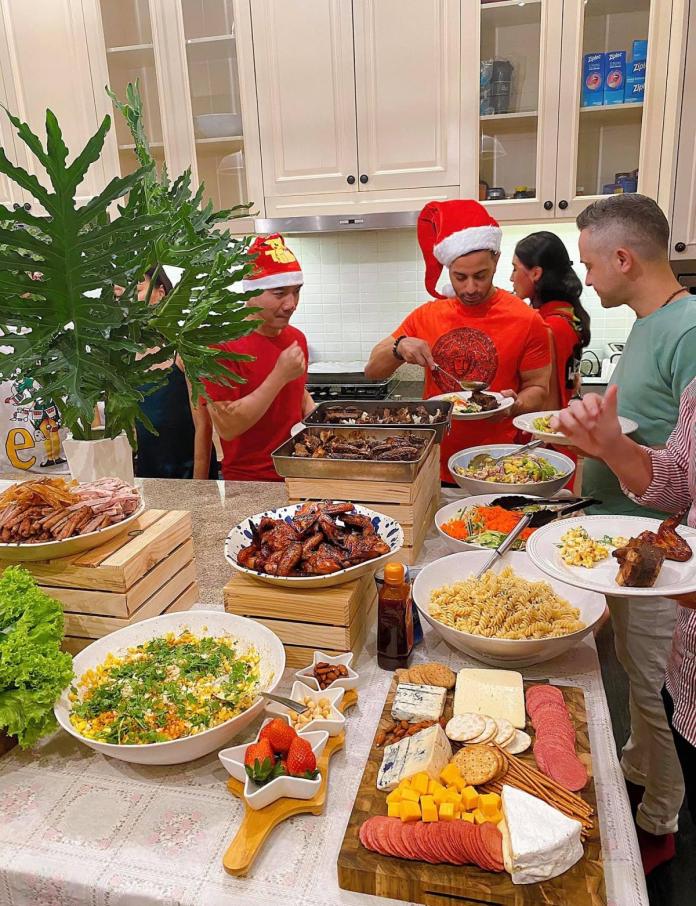 Tăng Thanh Hà xuống bếp chuẩn bị bàn tiệc đủ món hấp dẫn đãi bạn bè và người thân nhân dịp Noel.