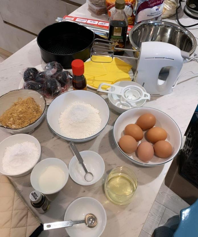 Thanh Hằng làm bông lan trứng muối như thợ chuyên nghiệp