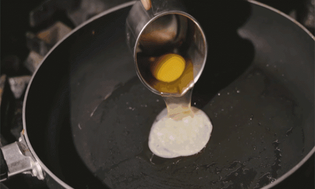 Thêm một bước trước khi làm trứng ốp la, trứng luôn tròn mà không bị dính chảo