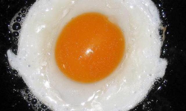 Thêm một bước trước khi làm trứng ốp la, trứng luôn tròn mà không bị dính chảo