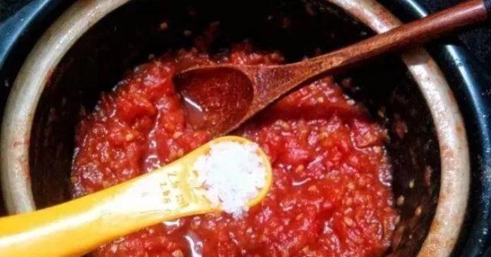 Theo đầu bếp, bạn cũng có thể tự làm một hũ sốt cà chua tại nhà "ngon quên sầu" để dùng dần chỉ với vài bước cơ bản