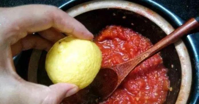 Theo đầu bếp, bạn cũng có thể tự làm một hũ sốt cà chua tại nhà "ngon quên sầu" để dùng dần chỉ với vài bước cơ bản