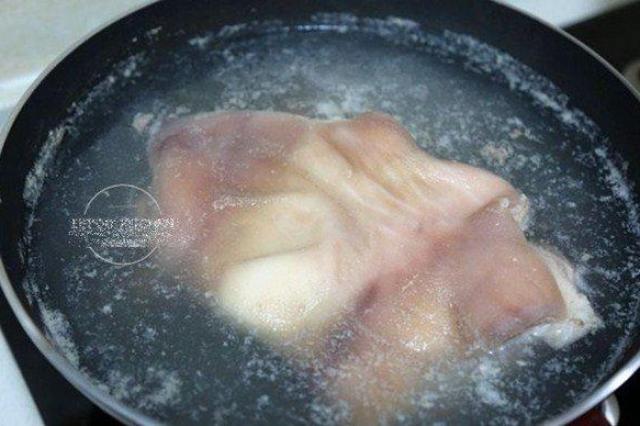 Thịt chân giò làm theo cách này có ngay món ăn lạnh tuyệt hảo mà không hề ngấy ngán