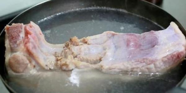 Thịt lợn đầy lông, học ngay 2 cách làm sạch trong 