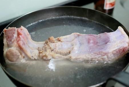 Thịt lợn đầy lông, không dùng nhíp nhổ, học ngay 2 cách này bì sẽ sạch bong