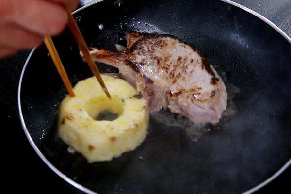 Thịt sườn heo áp chảo với dứa thơm nức mũi
