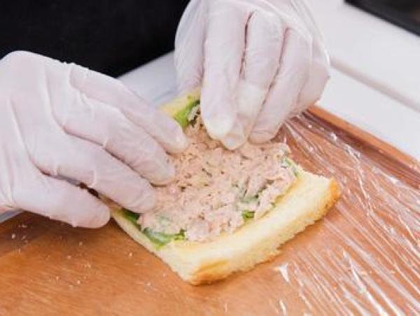 Thưởng thức sandwich cuộn lạ miệng và đẹp mắt đúng chuẩn nhà hàng