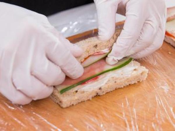 Thưởng thức sandwich cuộn lạ miệng và đẹp mắt đúng chuẩn nhà hàng