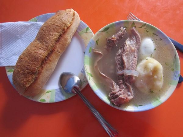 Thưởng thức súp dạ dày bò ở Bolivia