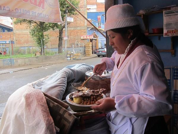 Thưởng thức súp dạ dày bò ở Bolivia