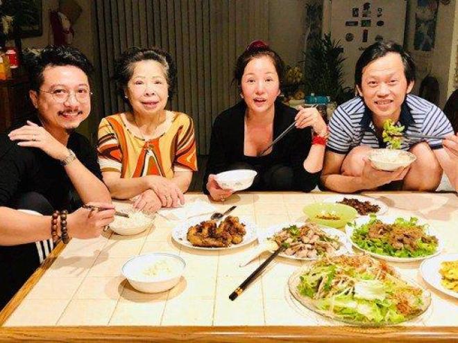 Thúy Nga khoe bữa ăn ngon giữa đêm khuya nhưng ai cũng chú ý chi tiết độc ở Hoài Linh