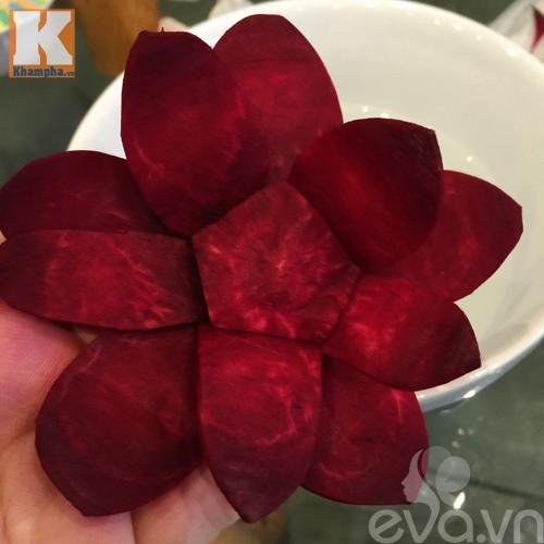 Tỉa hoa đơn giản từ củ dền trang trí đĩa ăn