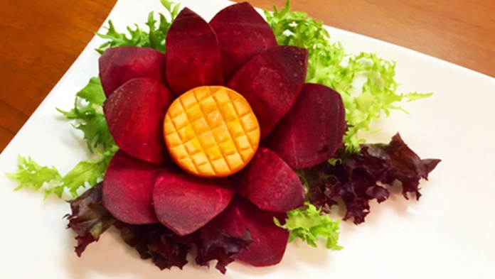 Tỉa hoa đơn giản từ củ dền trang trí đĩa ăn