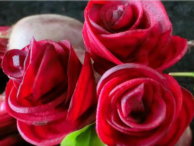 Tỉa hoa hồng từ củ cải đỏ đơn giản mà đẹp