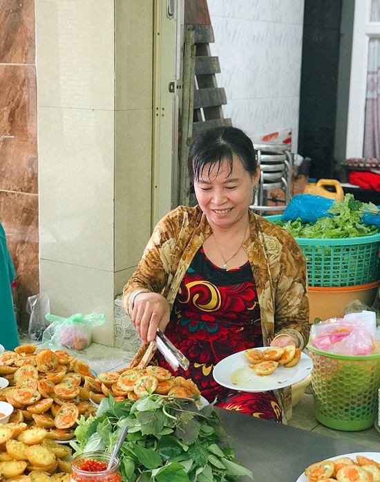 Tiệm bánh khọt tôm giá 2.000 đồng ở Sài Gòn