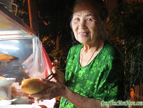 Tiệm bánh mì nổi tiếng của cụ bà 80 tuổi ở Hội An
