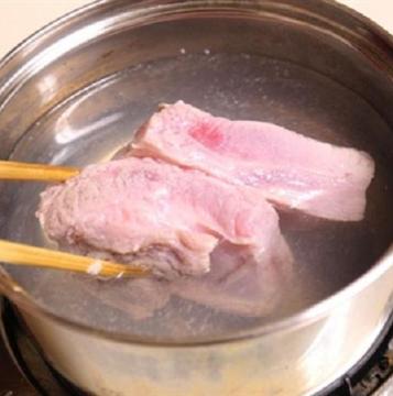 Tiến sĩ dinh dưỡng chỉ cách rửa, luộc thịt lợn ngon, an toàn không độc hại