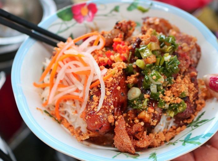Tô bún thịt nướng vỉa hè giá mắc nhất, nhì Sài Gòn có gì người ta vui vẻ ăn?