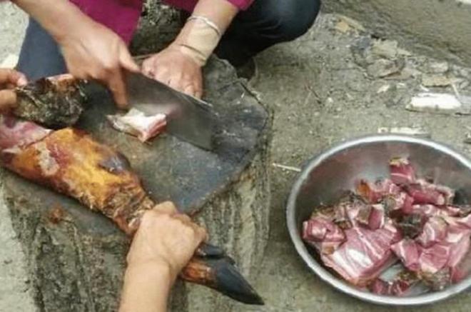 Toát mồ hôi với đặc sản đùi lợn đen sì, mốc meo quanh năm của người Trung Quốc