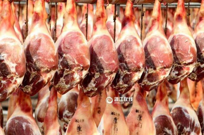 Toát mồ hôi với đặc sản đùi lợn đen sì, mốc meo quanh năm của người Trung Quốc