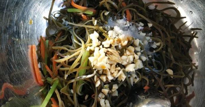 Tóc đen mượt, mỡ bụng giảm cả 3cm sau 2 tuần ăn món rong biển trộn rau củ này thay bữa trưa