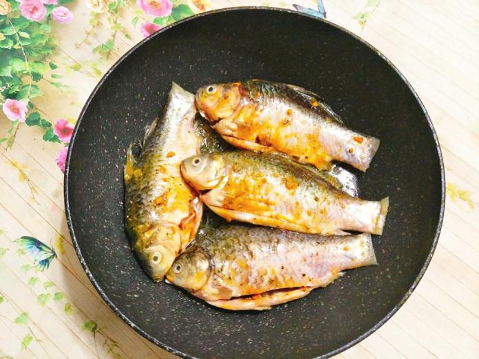 Tối nay ăn gì: Cá diếc kho nghệ