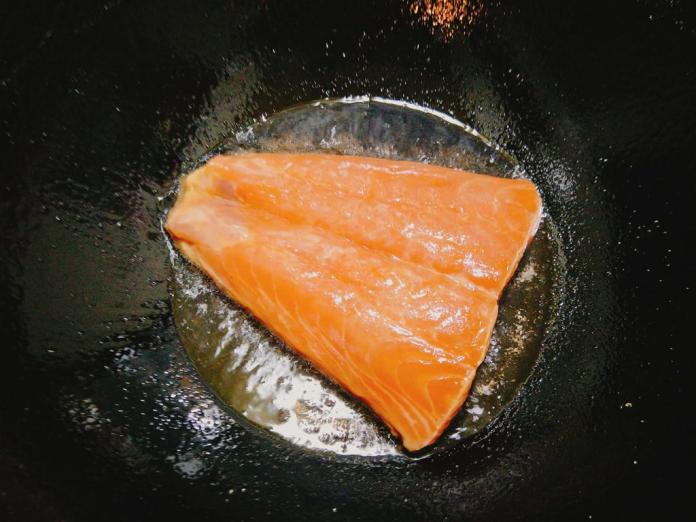Tối nay ăn gì: Cá hồi áp chảo sốt bơ chanh