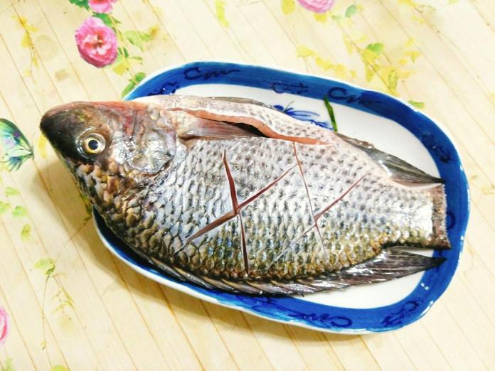 Tối nay ăn gì: Hướng dẫn tự làm cá nướng giấy bạc