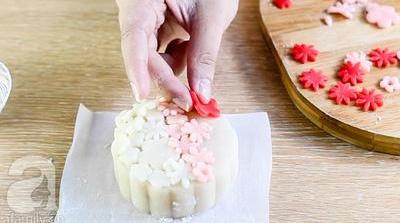 Trổ tài làm bánh Trung thu hoa nổi đẹp nhức nhối cho mùa Trung thu năm nay