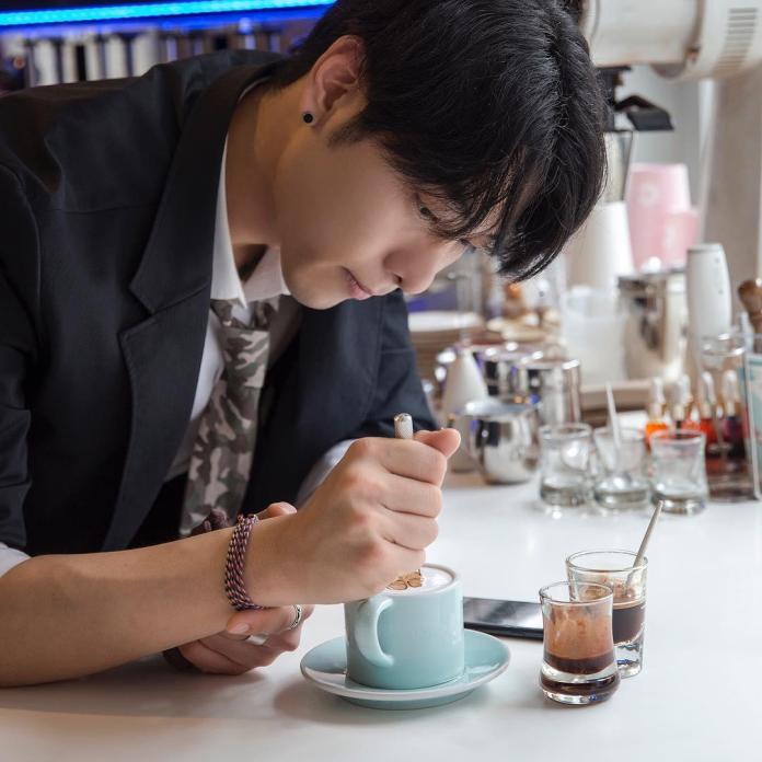 Tròn mắt trước những tuyệt tác trên ly cà phê của “soái ca” Hàn Quốc