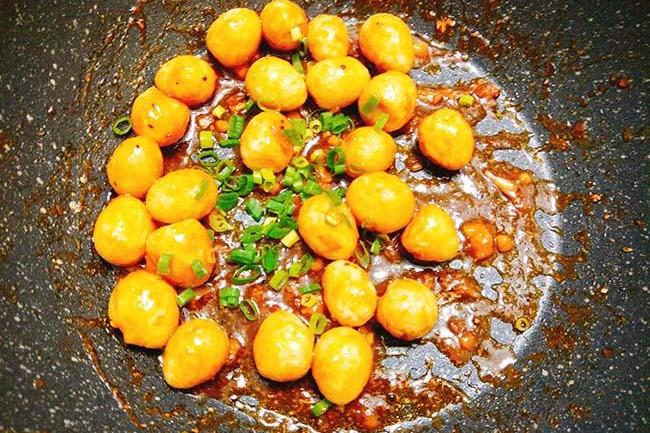 Trứng cút sốt chua ngọt dễ làm, dễ ăn lại cực trôi cơm trong thời tiết nóng nực