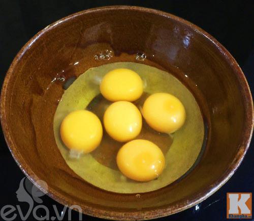 Trứng gà chiên ngải cứu đơn giản mà bổ dưỡng