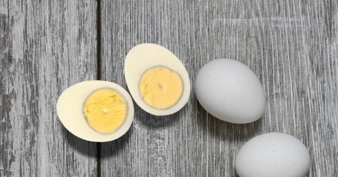 Trứng luộc chín bỗng xuất hiện viền xanh bí ẩn, ăn vào liệu có sinh bệnh?