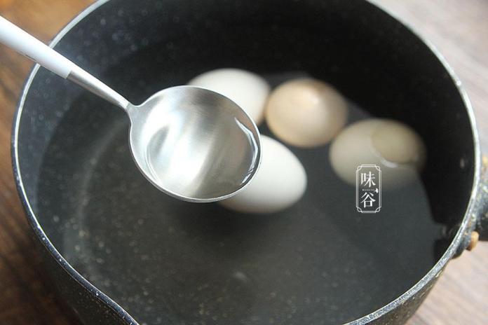 Trứng luộc đừng chỉ có mỗi nước lạnh, thêm 2 thứ này vào trứng chín mềm, vỏ dễ bóc