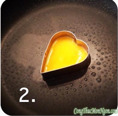Trứng rán hình trái tim 2 màu độc đáo