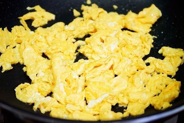 Trứng xào mướp đắng dường như đã rất xưa, thêm 1 nguyên liệu nữa đảm bảo thành món ngon khó cưỡng, không ai có thể chối từ