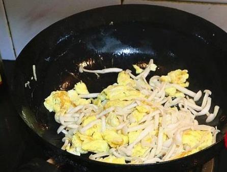 Trứng xào nấm - Món ngon cải thiện miễn dịch, phòng chống cảm lạnh mùa đông