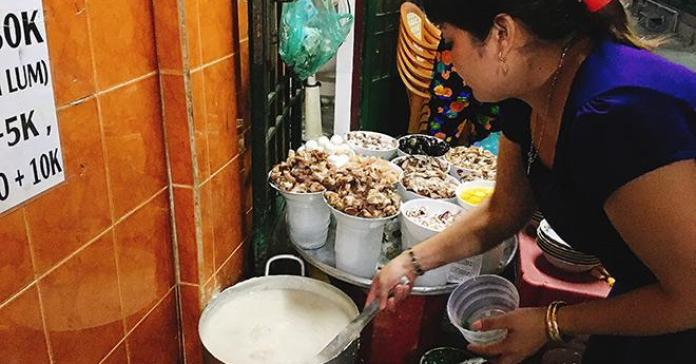Từ bị mẹ chồng chê, bà lão nấu được nồi cháo sườn 45 năm ngon nức tiếng Sài Gòn