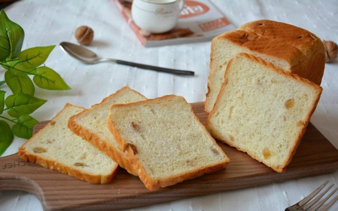 Tự làm bánh sandwich nho khô mềm thơm hơn cả bánh đi mua