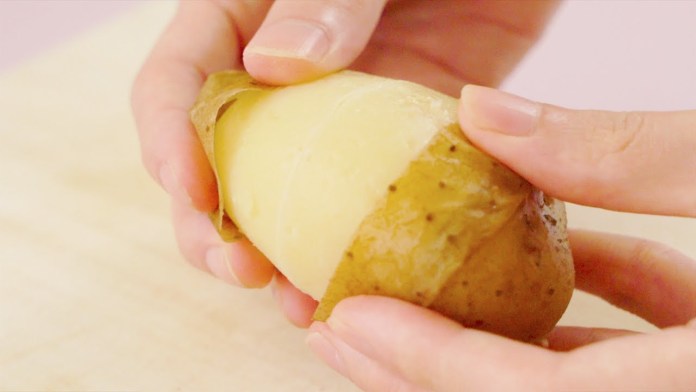 VIDEO: Mẹo bóc vỏ khoai tây siêu dễ, chẳng cần bất kỳ dụng cụ nào