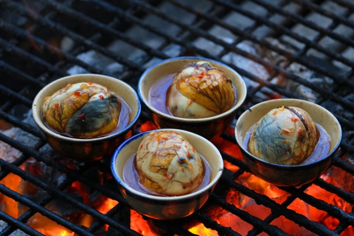 Vịt lộn nướng muối ớt nhìn ‘kinh dị’ mà người Sài Gòn ăn đông, ngày bán 800 trứng