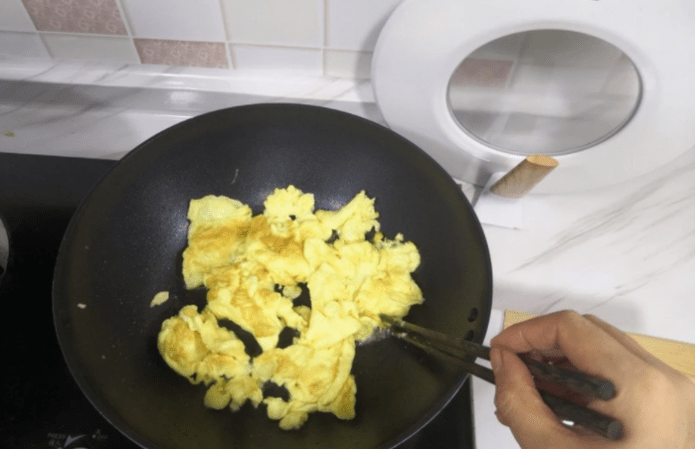 Vợ làm trứng xào tỏi tây chỉ mất chưa đến 5 phút, chồng khen nức nở vì vừa ngon vừa tăng cường miễn dịch cho ngày lạnh