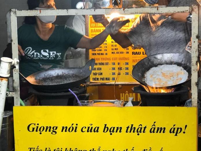 Xe cơm cháy 'im lặng nhất' Sài Gòn bởi người bán không nghe không nói