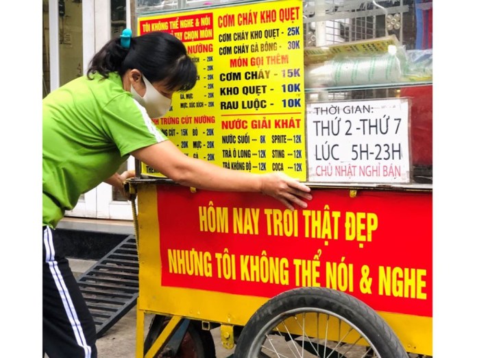 Xe cơm cháy 'im lặng nhất' Sài Gòn bởi người bán không nghe không nói