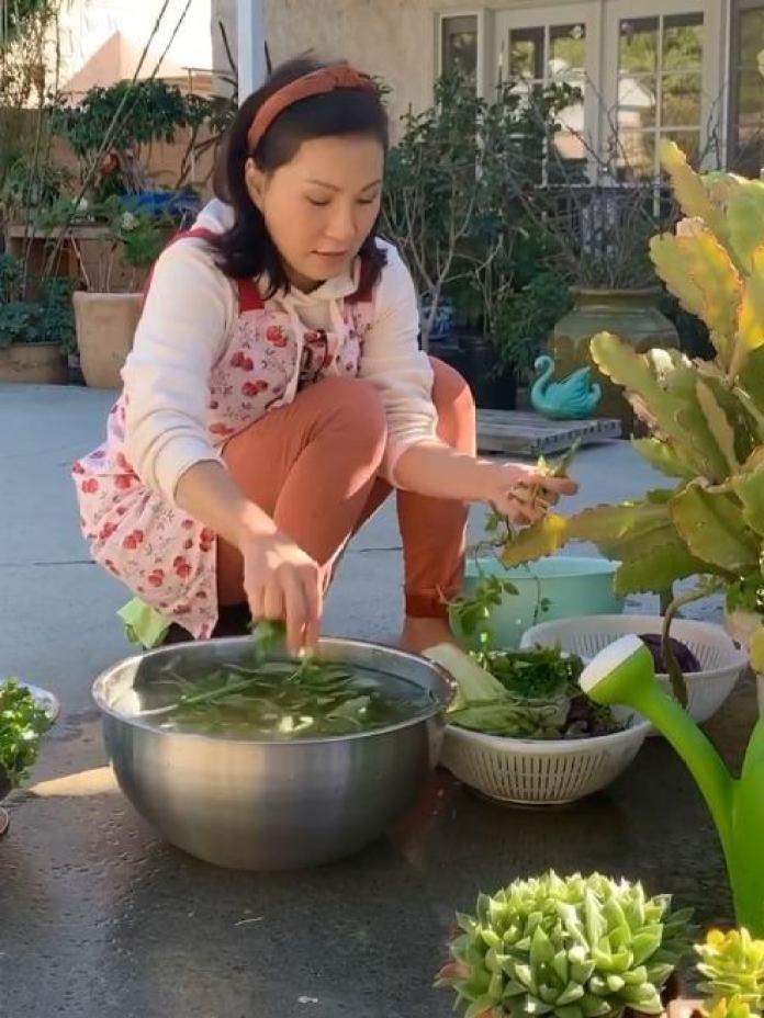 Xếp hàng ở Mỹ mua cá về nấu bún, vợ cũ Quang Minh còn dụ được trai lạ nấu theo